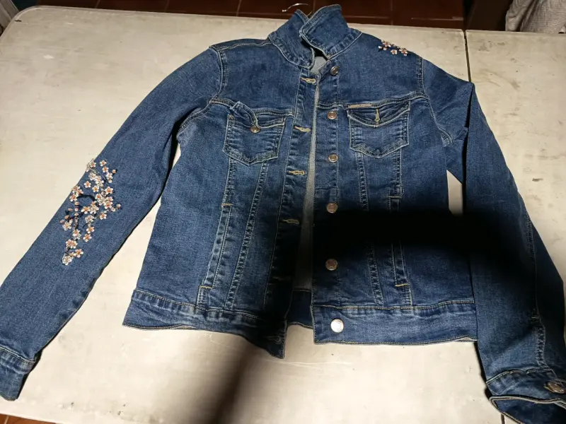 Chaqueta impermeable azul con capucha - 6