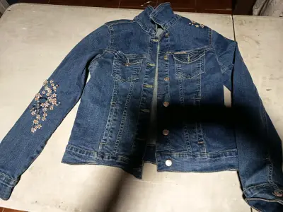 Chaqueta impermeable azul con capucha - miniatura 6