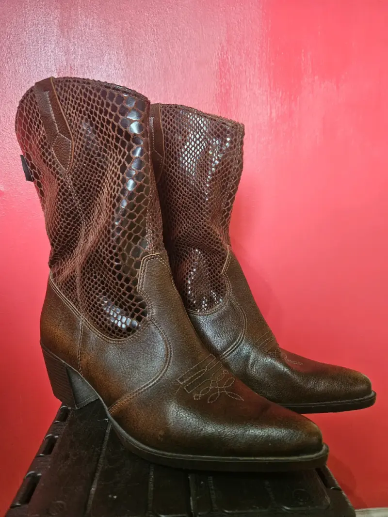 Botas vaqueras de cuero marrón con diseño serpiente - 1