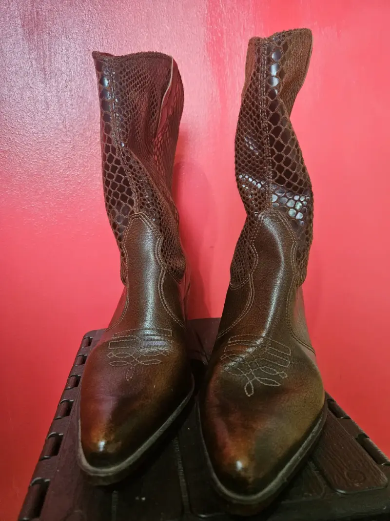 Botas vaqueras de cuero marrón con diseño serpiente - 2