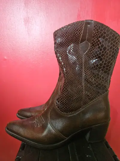 Botas vaqueras de cuero marrón con diseño serpiente - miniatura 3