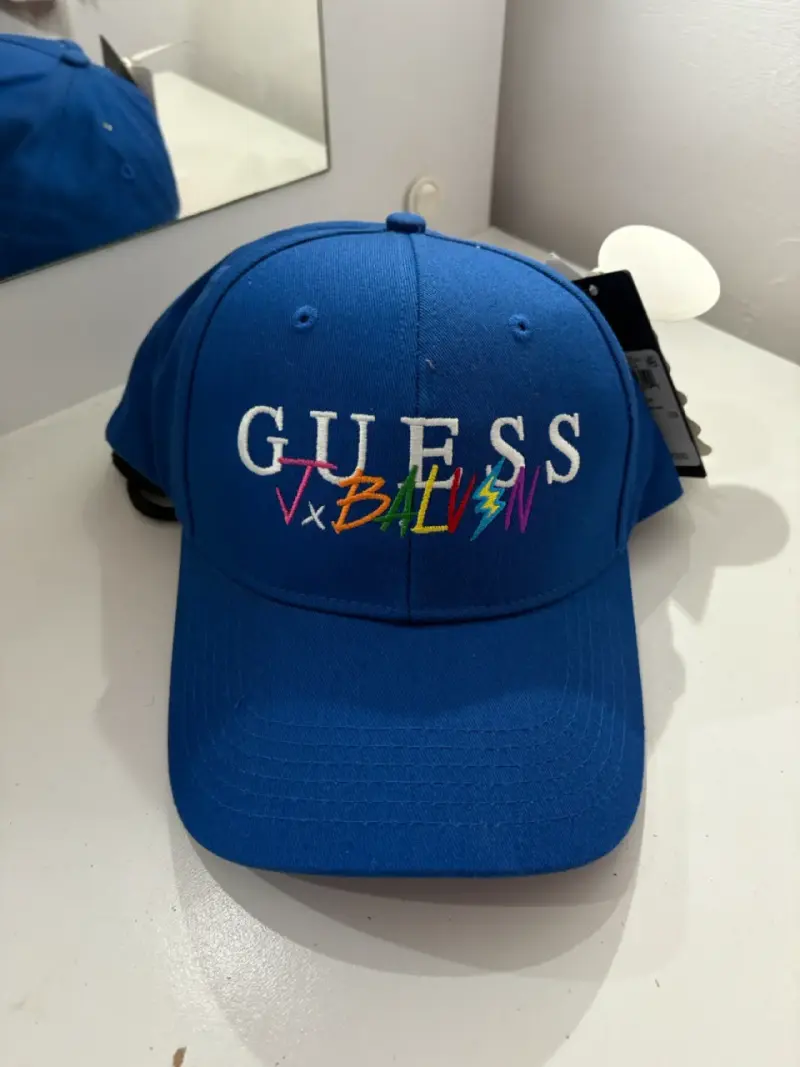 Gorra azul Guess x J Balvin edición especial - 1