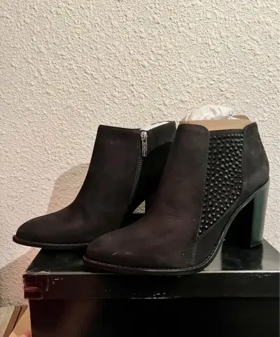 Botines tacón alto negros con detalles brillos - miniatura 1