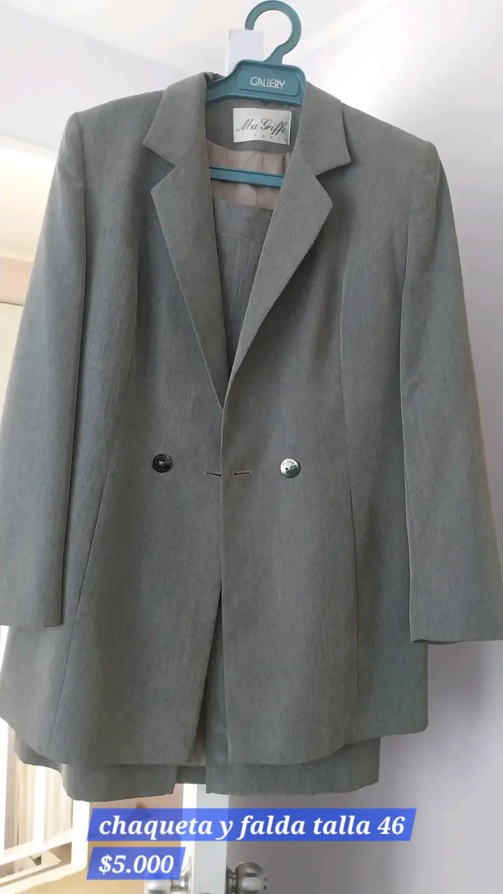 Conjunto de chaqueta y falda gris talla 46