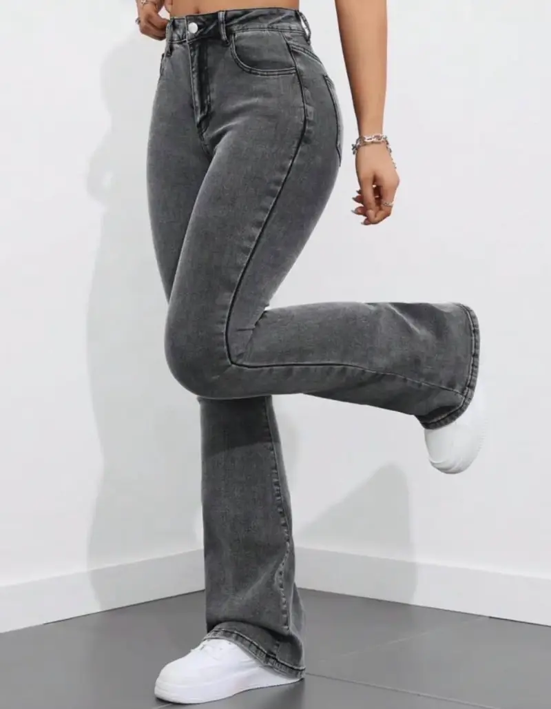 Jeans acampanados gris oscuro para mujer - 1