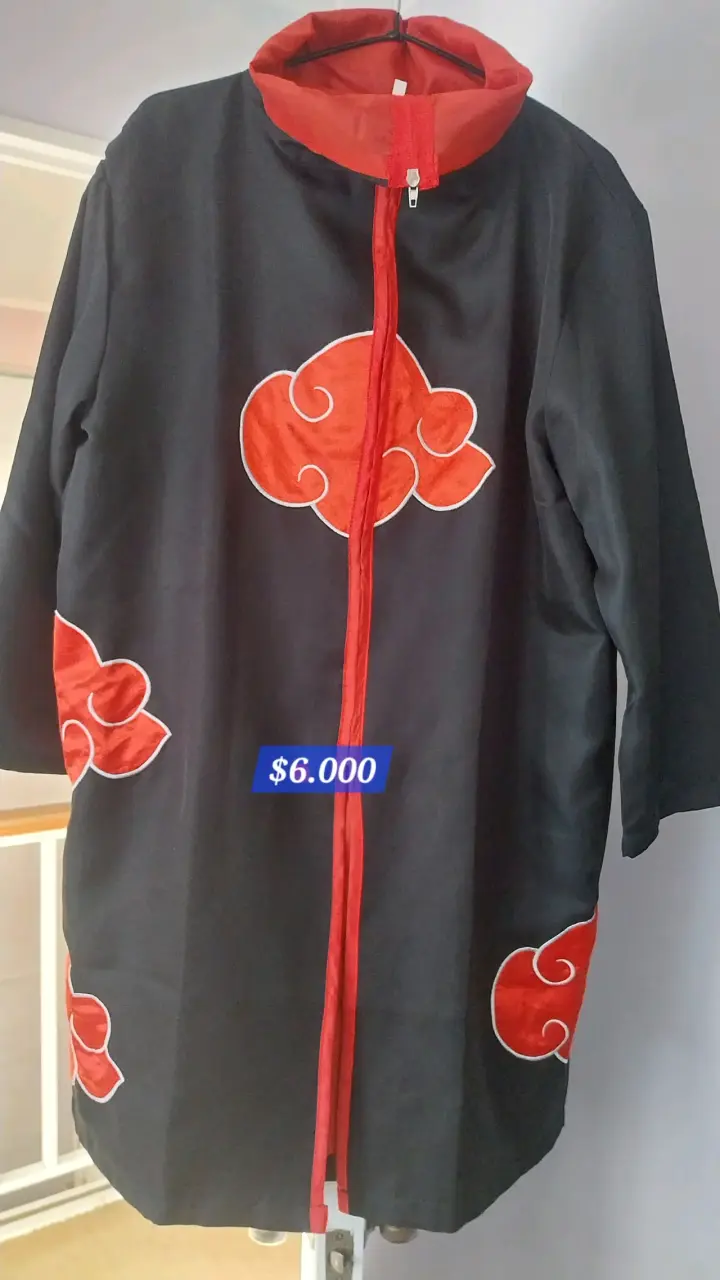 Capa cosplay Akatsuki Naruto con nubes rojas