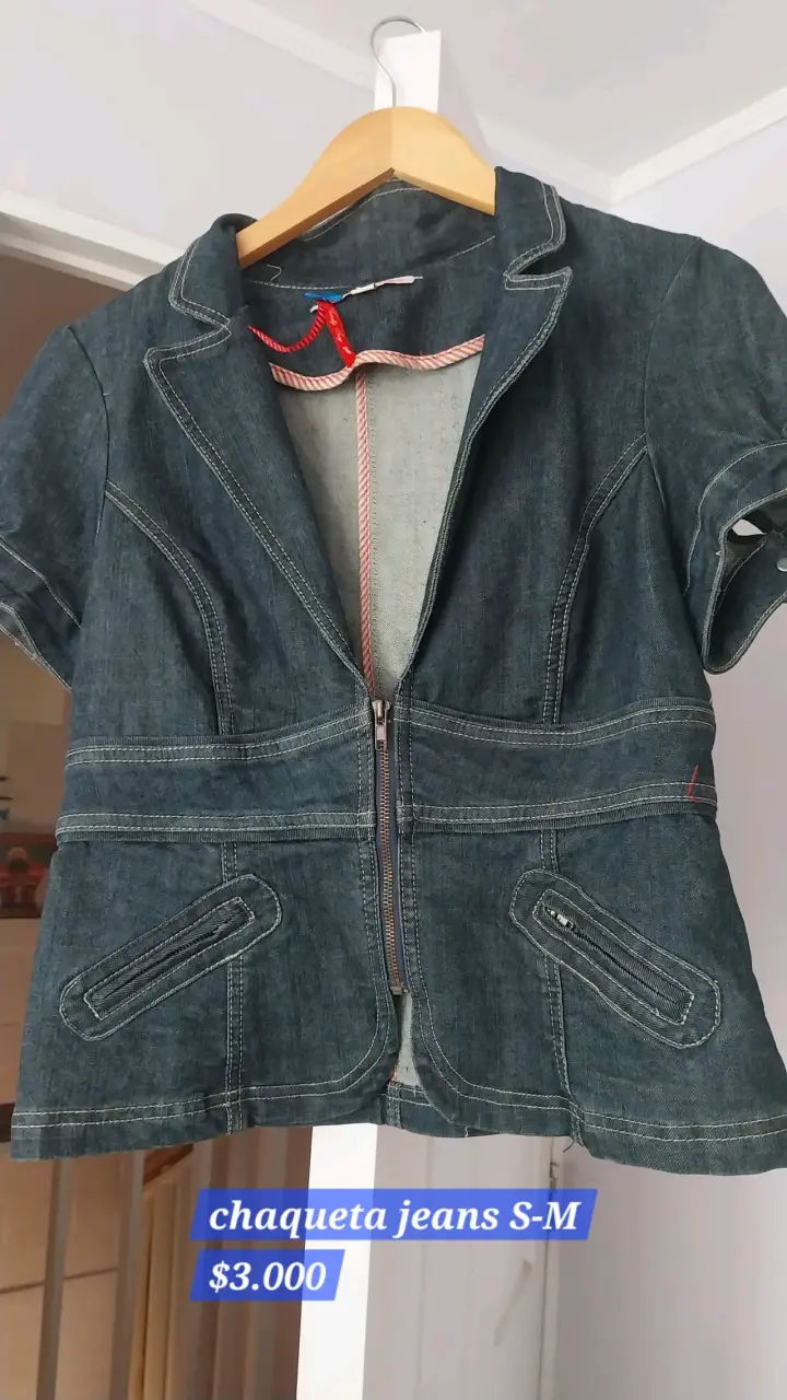 Chaqueta de jeans azul con cierre