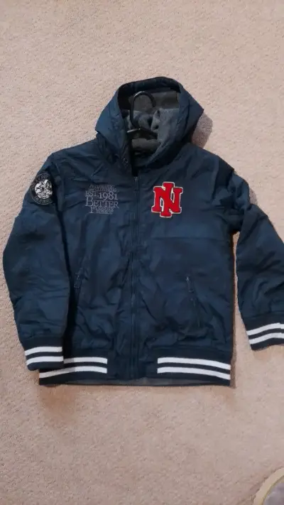 Chaqueta azul con capucha y bordado - miniatura 1