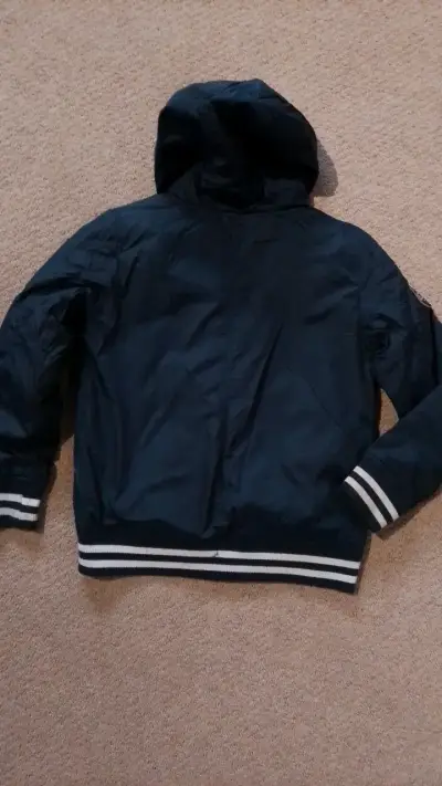 Chaqueta azul con capucha y bordado - miniatura 4