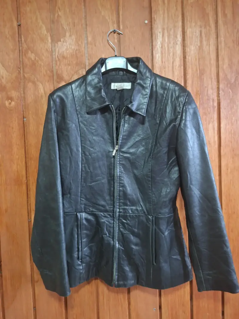 Chaqueta de cuero negra para mujer