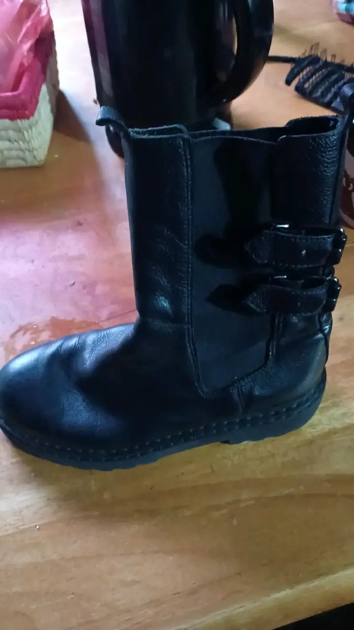 Botas negras de cuero con hebillas - 1