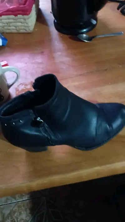 Botas negras de cuero con hebillas - miniatura 3