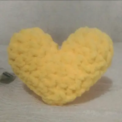 Llavero de corazón hecho a crochet - miniatura 1