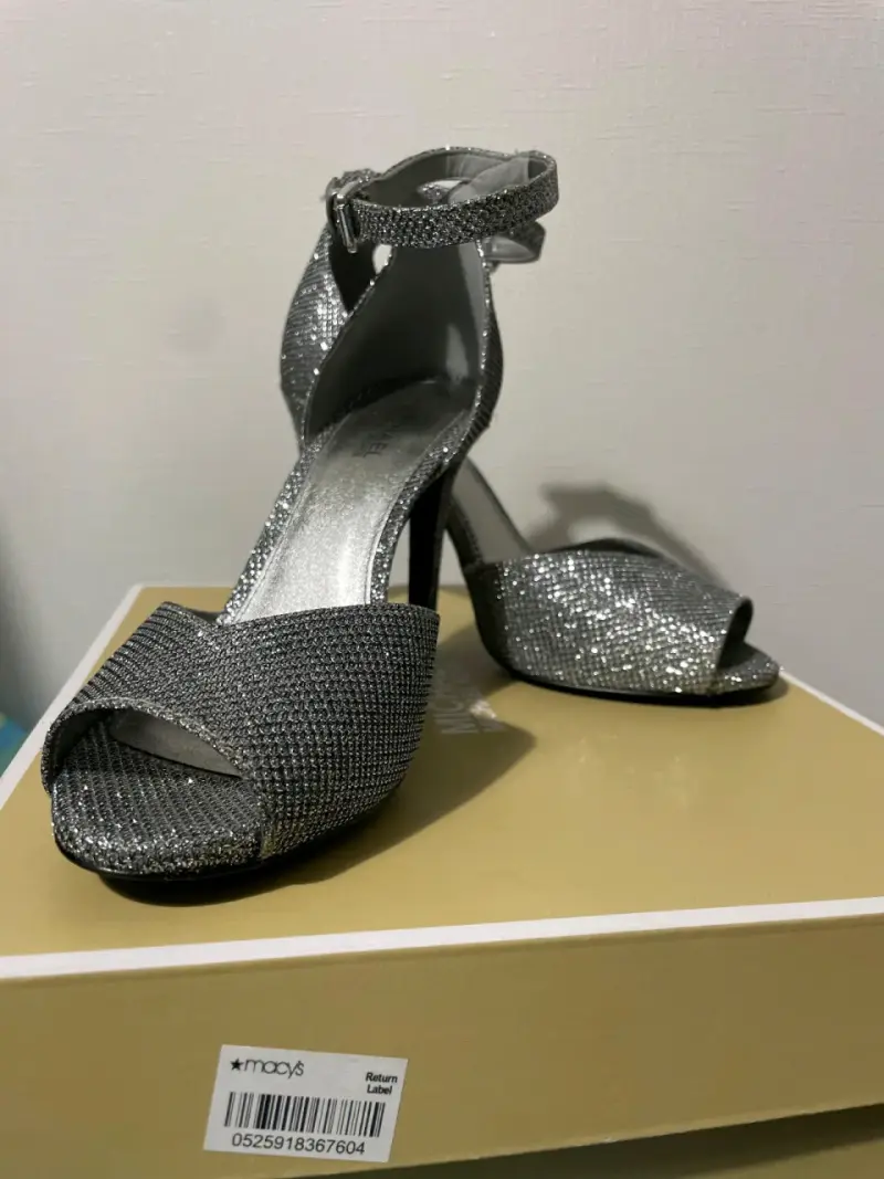 Sandalias MK de tacón alto plateadas brillantes