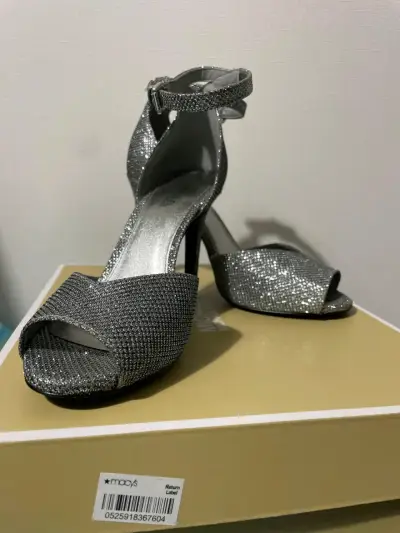 Sandalias MK de tacón alto plateadas brillantes - miniatura 1