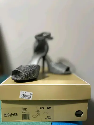 Sandalias MK de tacón alto plateadas brillantes - miniatura 2