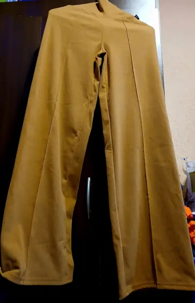 Pantalones de mujer color camel estilo casual - miniatura 2