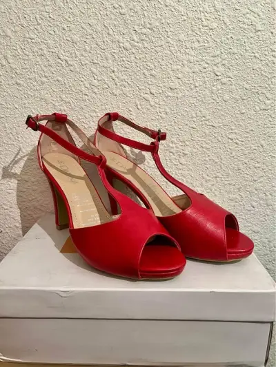 Zapatos de tacón rojo con diseño elegante - miniatura 1