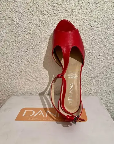 Zapatos de tacón rojo con diseño elegante - miniatura 2