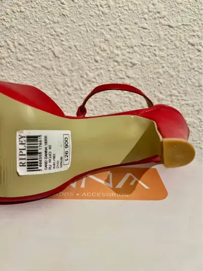 Zapatos de tacón rojo con diseño elegante - miniatura 3