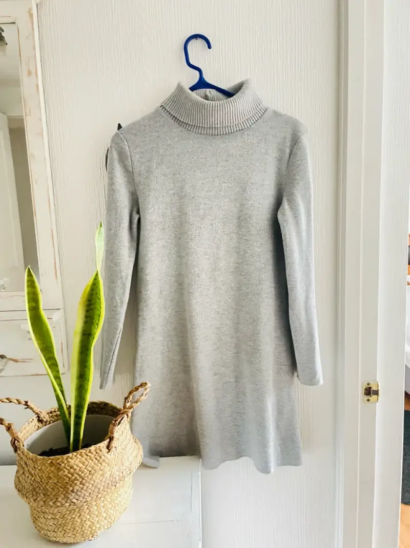 Vestido de punto gris con cuello alto - 1