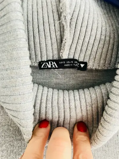 Vestido de punto gris con cuello alto - miniatura 2