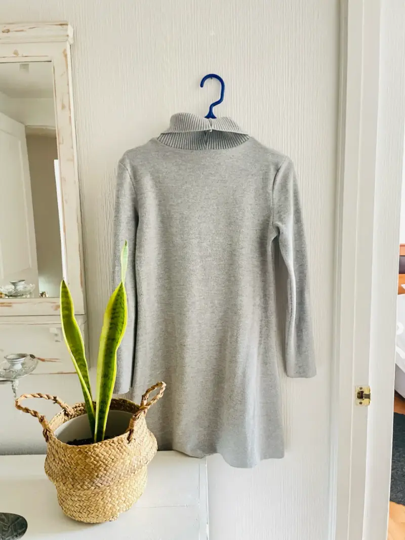Vestido de punto gris con cuello alto - 3