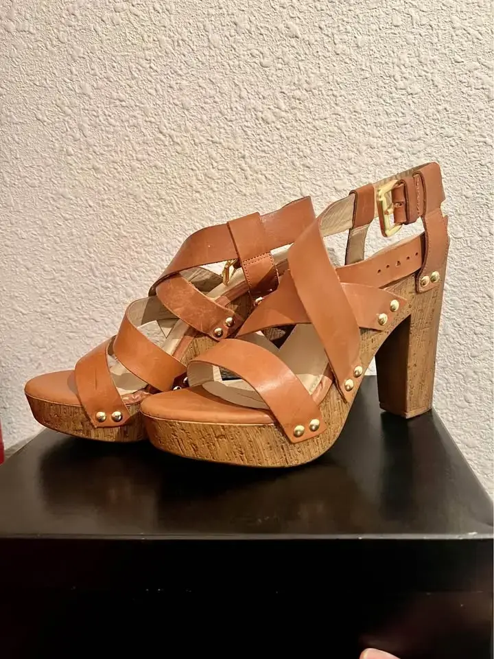 Sandalias de tacón alto marrón con plataforma de madera - 1