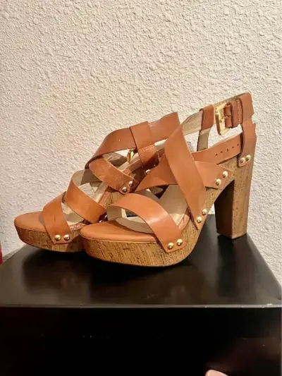 Sandalias de tacón alto marrón con plataforma de madera - miniatura 1