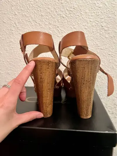 Sandalias de tacón alto marrón con plataforma de madera - miniatura 2