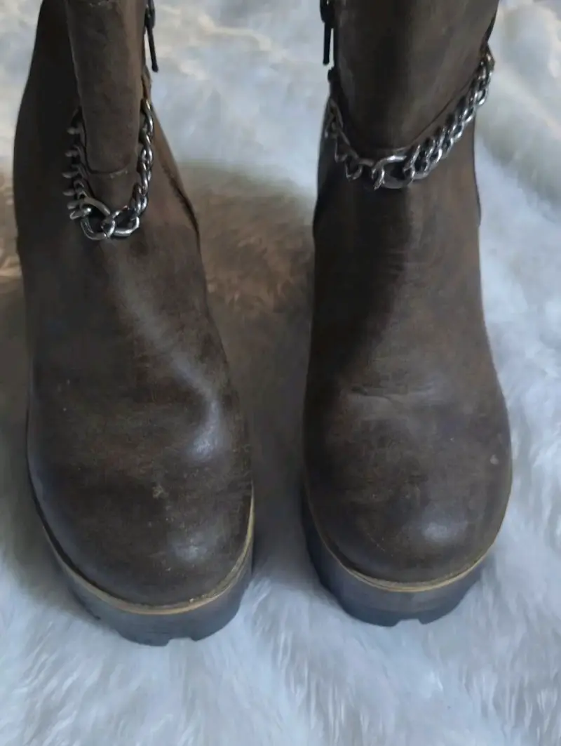 Botin de cuero marrón con cadena decorativa - 1