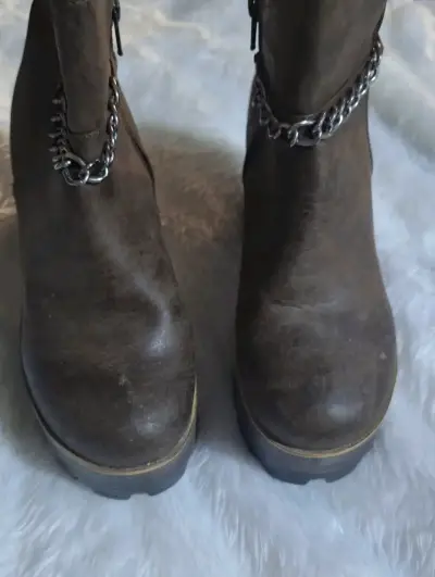 Botin de cuero marrón con cadena decorativa - miniatura 1