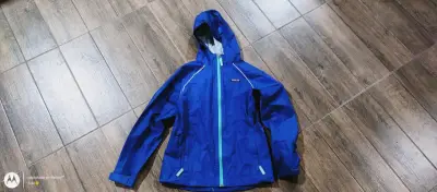 Chaqueta impermeable azul con capucha - miniatura 1