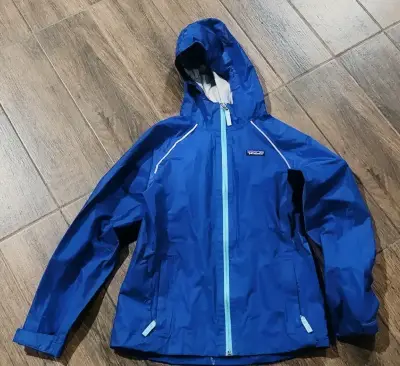Chaqueta impermeable azul con capucha - miniatura 2