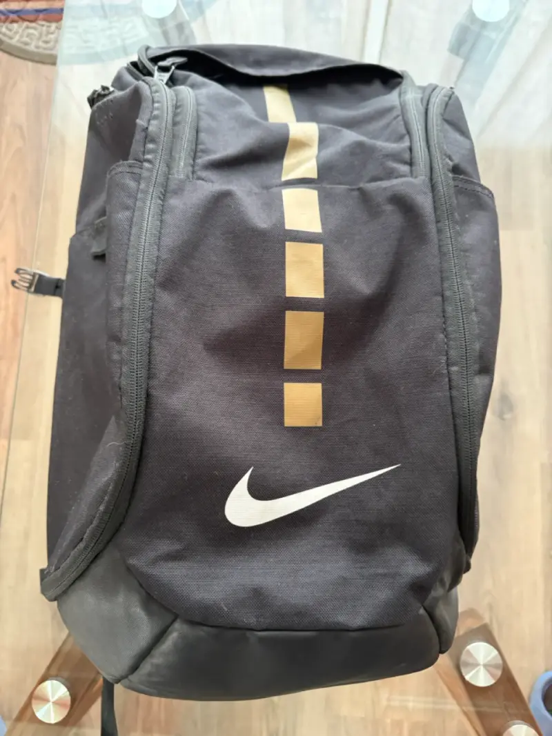 Mochila Nike Elite negra con diseño dorado - 1