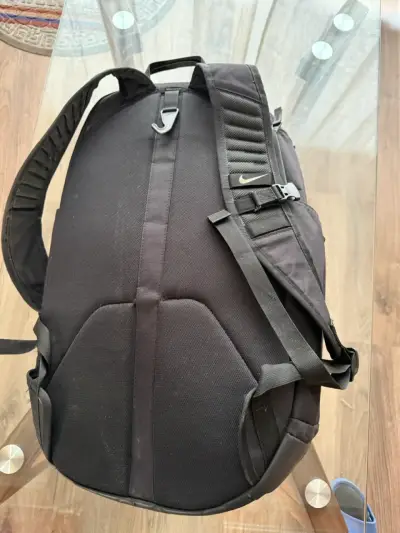 Mochila  Nike Elite negra con diseño dorado - miniatura 2