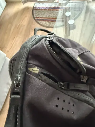 Mochila  Nike Elite negra con diseño dorado - miniatura 3
