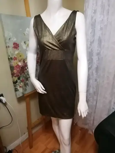 Vestido corto elegante negro para mujer - miniatura 1