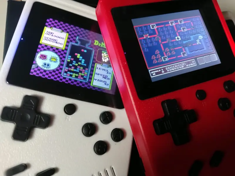 Consolas portátiles retro en blanco y rojo - 1