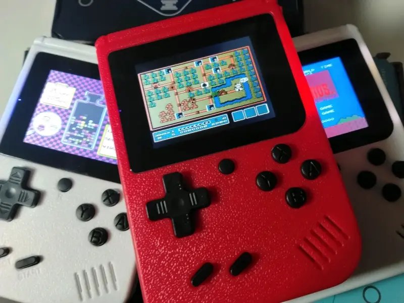 Consolas portátiles retro en blanco y rojo - 2
