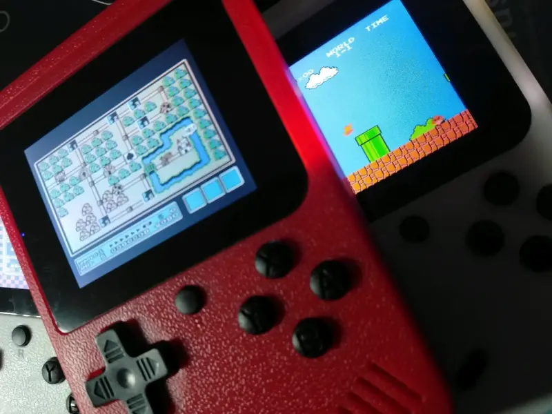 Consolas portátiles retro en blanco y rojo - 3