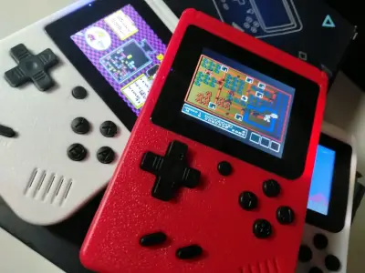 Consolas portátiles retro en blanco y rojo - miniatura 4