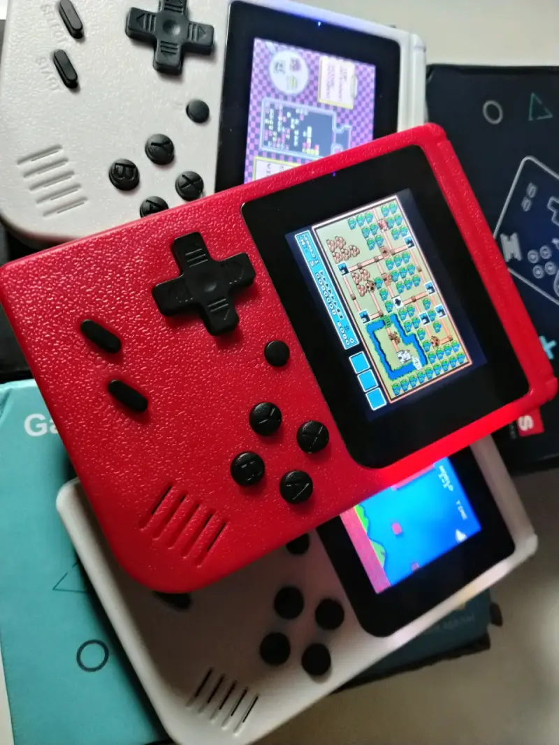 Consolas portátiles retro en blanco y rojo - 5