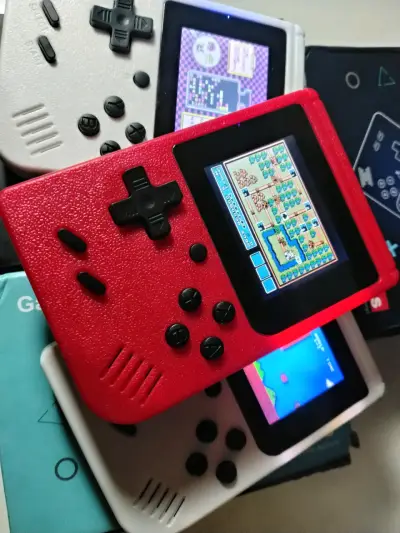 Consolas portátiles retro en blanco y rojo - miniatura 5