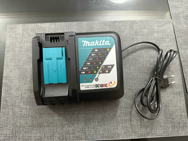 Cargador de Baterías Makita DC18RC 14.4-18V - 2