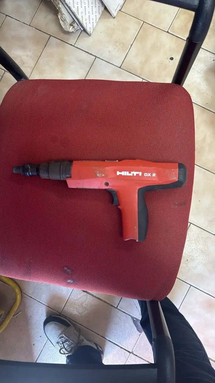 Herramienta de fijación Hilti DX 2 usada