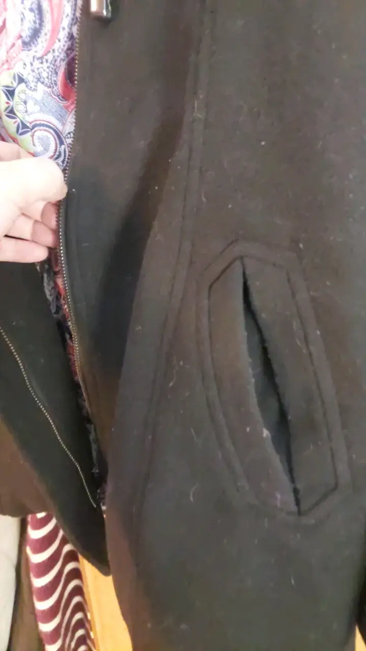 Abrigo negro con capucha y cierres de hebilla - 3