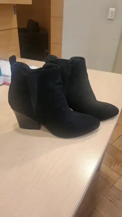 Botines negros de gamuza con tacón - miniatura 1