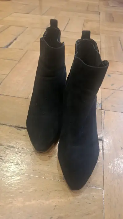 Botines negros de gamuza con tacón - miniatura 2