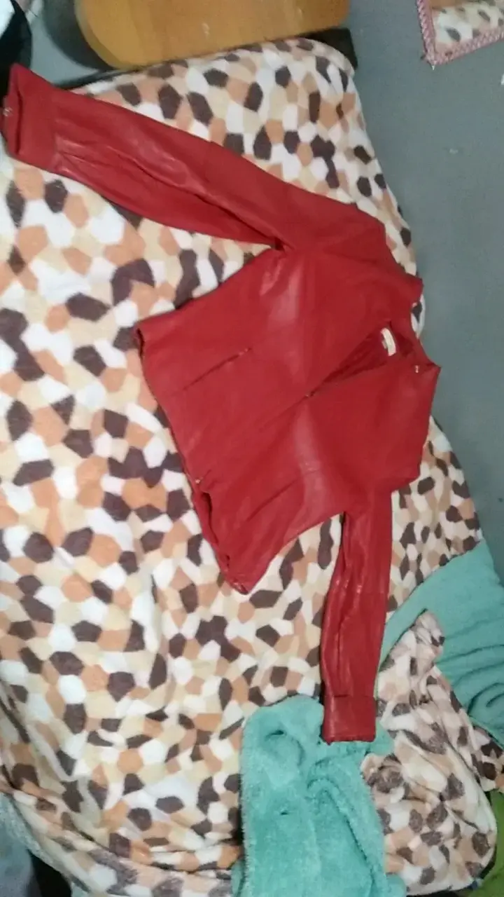 Chaqueta de cuero roja para mujer